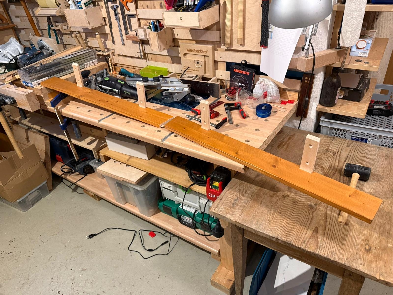 Werkbank mit Holz und Werkzeugen